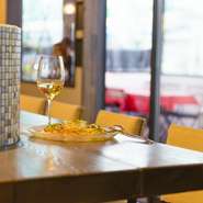 ランチでもディナーでも、店内にはいつも和やかな空気が満ちています。おいしいワインと料理、そして温かいもてなしに癒されて、束の間日常を忘れるひとときを過ごせます。