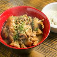 大皿に盛った煮込み料理がカウンターに置かれ、お店に美味しそうな匂いを漂わせています。季節ごとに旬の食材を使った煮込み料理が登場します。