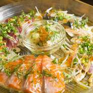 「サーモン」「白身魚」「ホタテ」など、その日入荷した鮮魚を3種以上、色とりどり盛り合わせて大皿で運ばれてきます。毎回違った味わいが楽しみな逸品です。