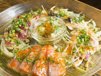 旬魚それぞれに合わせた自家製マリネソースとたっぷりのハーブが決め手『その日のカルパッチョ３点盛り』
