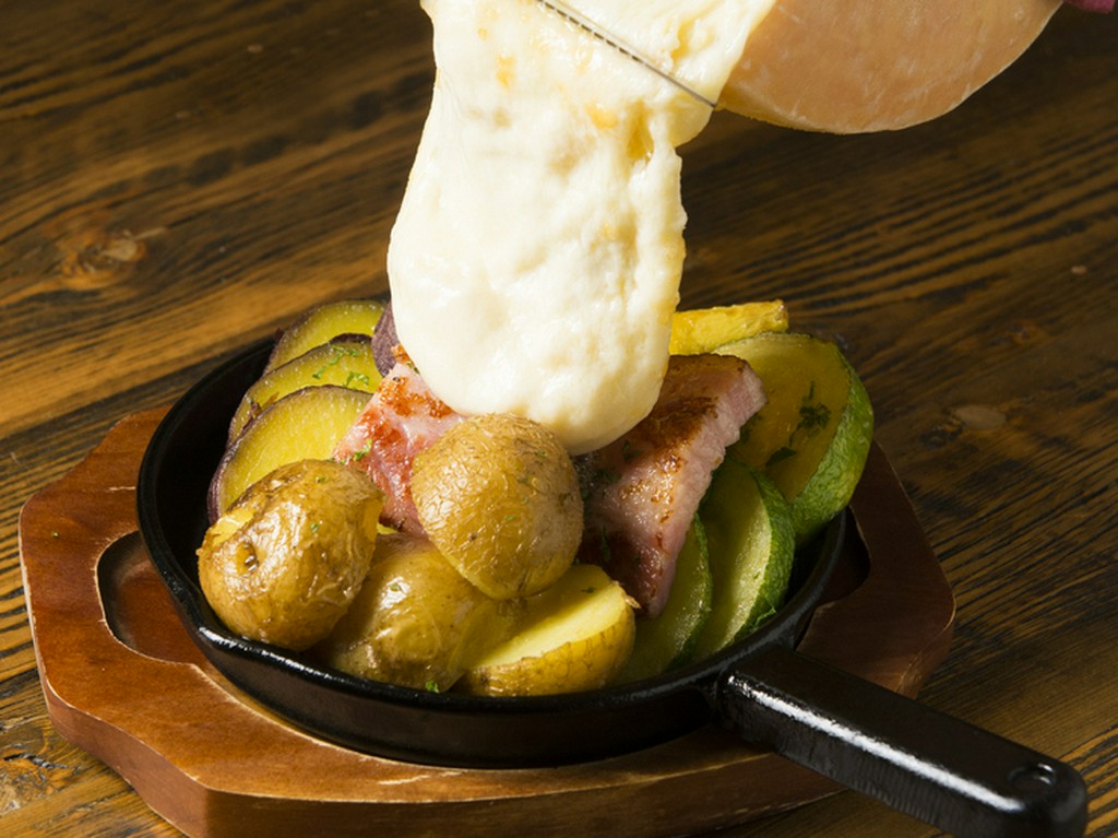 素材の組み合わせがシンプルにおいしい『季節の野菜とベーコンのラクレットチーズがけ』