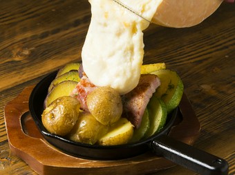 素材の組み合わせがシンプルにおいしい『季節の野菜とベーコンのラクレットチーズがけ』