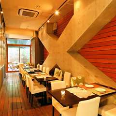 暖かい室内テラス席4名様×5卓と、開放的な屋外テラス席2名様×2卓