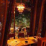 静かな裏路地にある階段を上がると SUMI-BIO、
入口が有ります。