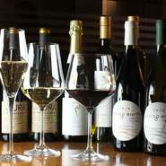 厳選素材の料理に合うワインは、やはり有機農法ワイン。フランス・イタリア・オーストラリアなどから選び抜かれたオーガニックワインが用意されています。グラス・デキャンタ・ボトルと選べるのも嬉しいところ。