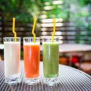 白（SIRO）赤（AKA）緑（MIDORI）

『酵素野菜ジュース』 は胃の消化を助け、吸収効率を高めます。一杯目のドリンクとしてお薦めです。お好みでお選び下さい。