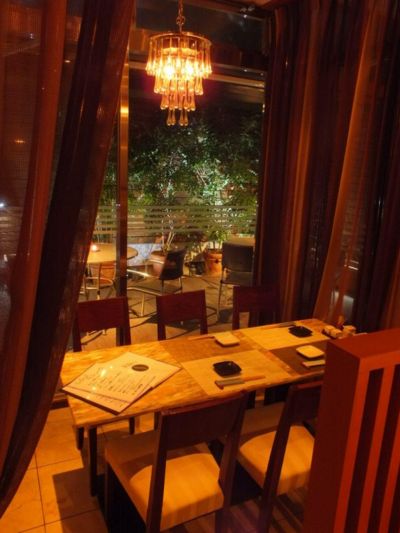 スタイリッシュでお洒落な店内