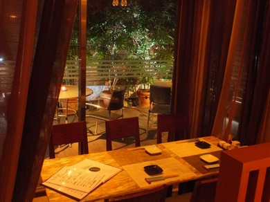 スタイリッシュでお洒落な店内