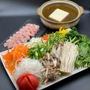 ●車麩ブルスケッタ●お惣菜３種●季節野菜のハーブエトゥフェ●自家製ライ麦パン■野菜と美桜鶏のトマト鍋