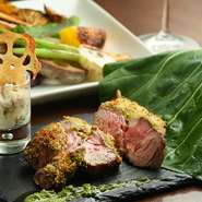 料理の7～8割が植物性で、お肉も乳製品も使わないベジタリアン・ビーガン対応のメニューが大半。そのヘルシーで健康的な料理を一般の方にも味わっていただける、【SUMI-BIO】の特徴を生かした肉料理です。