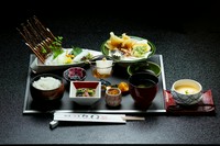 鳥取の夏の風物詩とも言われる剣先いか。
甘味が強く濃厚な味わいが大人気の夏を代表する味覚です。