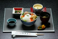 白いかの刺身、沖漬け、麹漬けそれぞれの味を堪能でき、さらに温泉玉子と和えて頂くとより一層イカの味わいがお楽しみいただけます。