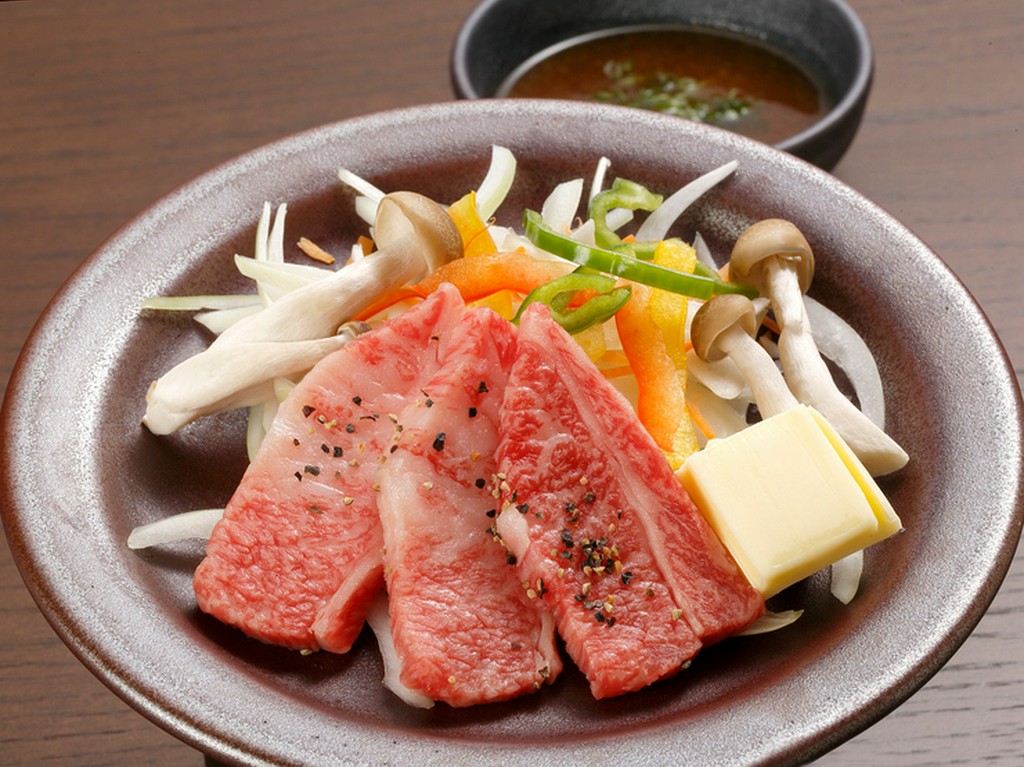 地元産銘柄牛を使った『東伯牛陶板ステーキ　しゃんしゃん御膳』