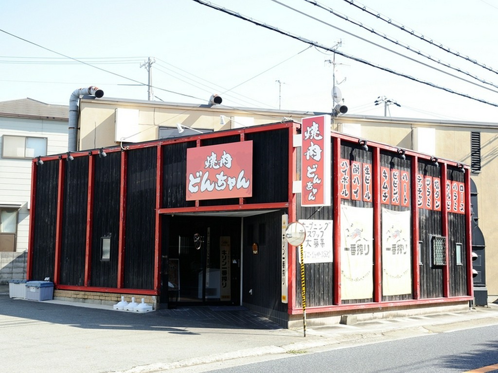 大通り沿いにある、赤と黒を基調にした建物が目印