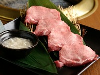 焼肉屋でユッケは欠かせない！　そんな人にぴったりなコース。120分の飲み放題も付けられます。