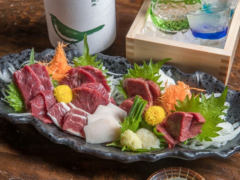 日本一の本場・熊本の馬肉を盛り合わせ『馬刺し5種盛り(3〜4人前)』