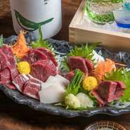 日本一の馬肉の本場である熊本から直送している、新鮮で上質な様々な部位を刺身で食べ比べできるメニューです。赤身、たてがみ、ロース、ヒレ、霜降りなど食感や味の違いも楽しめます。