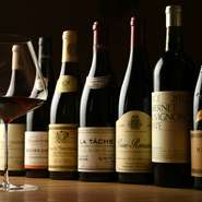 グラスワインは、その日の料理に合わせ約13種類を提供。ボトルワインは常に約100種類を置いています。さまざまな国のワインが揃っていますが、中でもフランスのシャンパーニュとブルゴーニュのワインが豊富です。