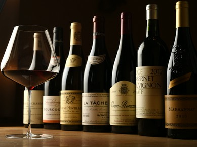 料理に合わせてオーナーソムリエが厳選したワインを提供