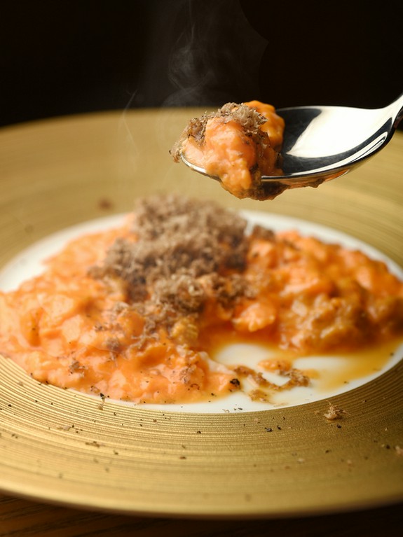 絶妙な組み合わせの『北海道産生ウニと蘭王卵のスクランブルエッグ　トリュフの香り』