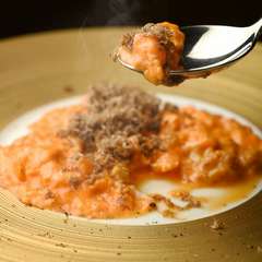 絶妙な組み合わせの『北海道産生ウニと蘭王卵のスクランブルエッグ　トリュフの香り』