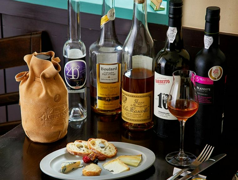 食後酒とチーズを味わいながら、〆の一杯を