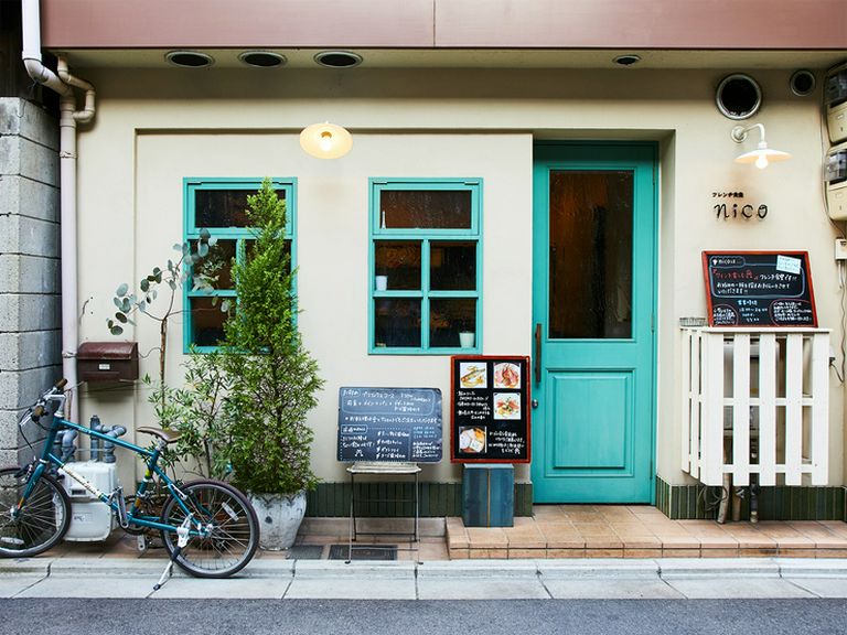 グリーンのドアと窓が印象的。フランスの食堂を思わせる店構え
