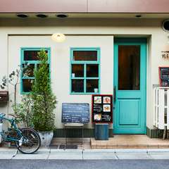 グリーンのドアと窓が印象的。フランスの食堂を思わせる店構え