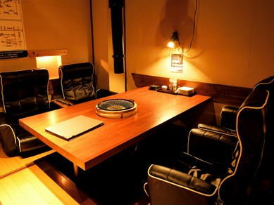 贅沢な牛肉を肩肘を張らずに楽しめる、半個室のVIP席