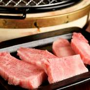 A5ランクにこだわった飛騨牛は、旨み・香り・味わい共に頂点を極める極上の肉。また、リピーターが絶えない『トンちゃんさわぎ』や食感の良い『上ミノ』など、オーダー必須の肉が充実しています。