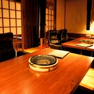 20名まで入ることができる広々としたフロアは、足元までくつろげる掘りごたつ式の座敷。半個室スタイルで利用できるので、会社の宴会や友人の集りにいかがでしょう。料理は内容が充実しているコースが最適です。