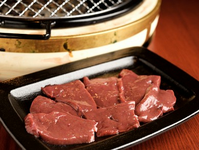 普段は苦手な人でも美味しいと絶賛、鮮度にこだわり毎日買い付けている『新鮮牛レバー』