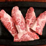 あっという間に溶け出す脂が肉全体を覆い、美味しさに磨きをかけています。A5ランクにこだわった贅沢な一皿。　ハーフ：1080円