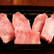 カルビの中の超希少部位。トロと呼ばれるぐらい脂が乗っています。　ハーフ：1280円