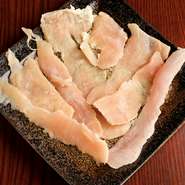 火の通りが良くなり、食べやすい食感にもこだわっているのであえて薄くカットしてあります。一押しの塩だけでなく、タレや味噌のアレンジも可能。　ハーフ：480円