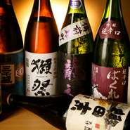 料理の味を邪魔しないお酒を仕入れているそう。日本酒は店主がテイスティングして選び抜いたものばかり。お店周辺ではあまり出会えない「氷果チューハイ」もあるので、仕事帰りに一杯飲みに行くにも最適なお店です。