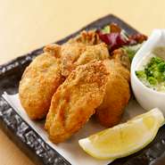 5ヶ／料理人が厳選した広島県産の牡蠣を使用。素材本来の旨味を保つため、シンプルに仕上げるそう。特製和風タルタルソースが牡蠣の甘味と合わさり、あっさりといただけます。日本酒のお供に食べたい至極の一皿。