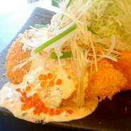 お米・お味噌・小麦粉・卵など出来る限り鈴鹿産の物を使用しております！レストランの名物は尾鷲産のぶりを使用した『熟成ぶりかつ』！カフェの名物は『ジャージー牛のローストビーフ丼』と『パンケーキ』です！