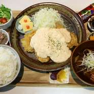 当店自慢の南蛮だれをたっぷりからめたとり南蛮。自家製タルタルソースと甘酸っぱい南蛮だれの相性がバツグンでクセになります。