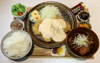 当店自慢の南蛮だれをたっぷりからめたとり南蛮。自家製タルタルソースと甘酸っぱい南蛮だれの相性がバツグンでクセになります。