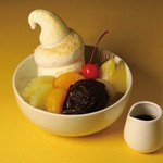 自家製寒天と白玉にフルーツ、あんこ、ソフトクリームと贅沢がつまったあんみつです。黒蜜をお好みでどうぞ。
