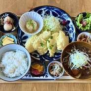 夏に旬を迎える三重県産の鱸(すずき)を天ぷらにしました！柔らかくてあっさりしているが旨みがある。おろしたっぷり冷やし天つゆと梅肉でさっぱりとお召し上がりください。