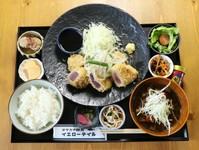 旬の初鰹を高温でサッと揚げてレアカツに仕上げました。初鰹は脂が少なく揚げてもとても軽い口当たりで香味野菜とポン酢で食べるとさらにさっぱりします。生姜を添えていますのでお好みでどうぞ