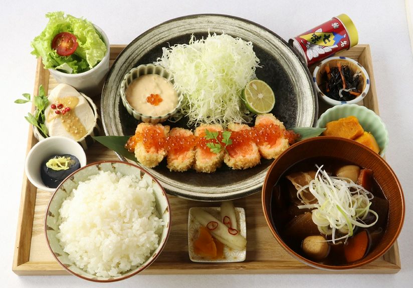【大人気】いくらとサーモンレアカツ御膳
