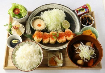 【大人気】いくらとサーモンレアカツ御膳