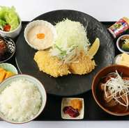 名物！国産黒毛牛のローストビーフ丼
