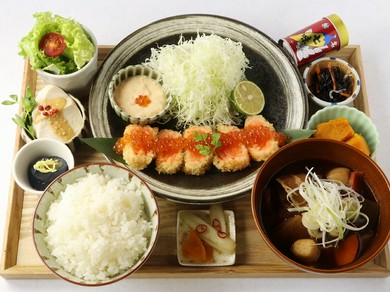 【大人気】いくらとサーモンレアカツ御膳