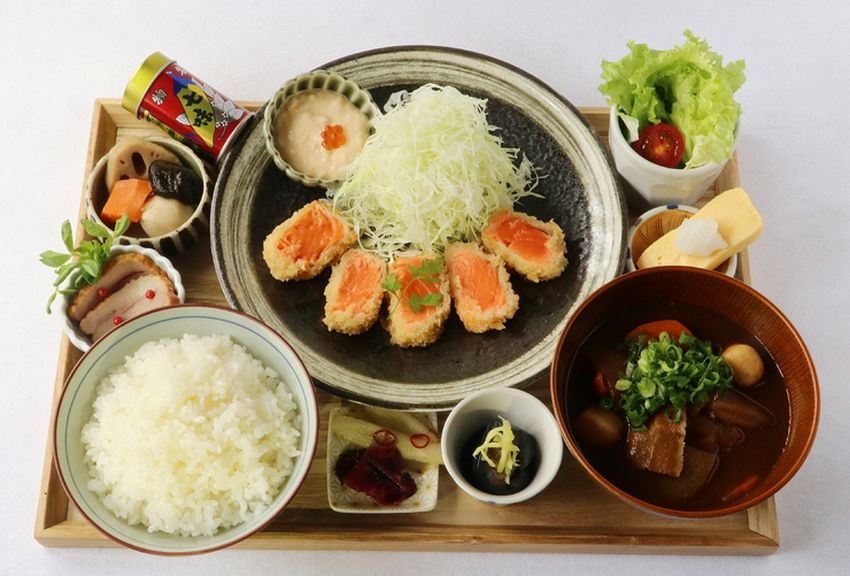 サーモンレアカツ御膳