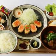 ジャージー牛と黒毛牛の牛100%ハンバーグで作ったロコモコ丼