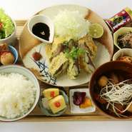 「カツ」とはお肉みたいに分厚く食べ応えがあるものと当店では定義しております。切り方を工夫し厚さにこだわったアジを大葉で包みさっぱり仕上げております。ブレンドソース、すだち、梅肉を添えています